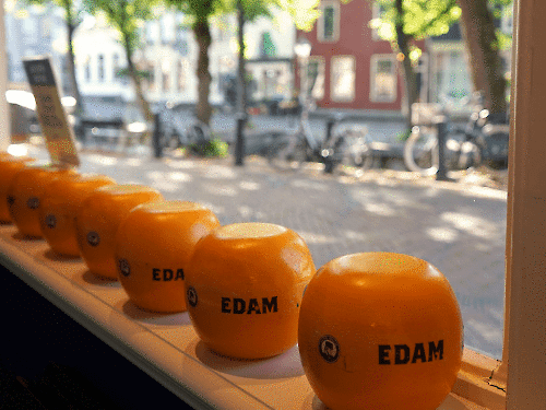 This is the difference between Edam and Gouda cheese